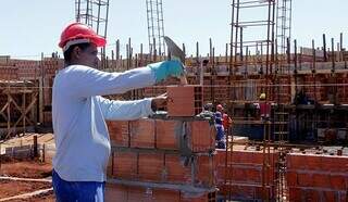 Pedreiro assentando tijolo em obra. (Foto: Divulgação) 