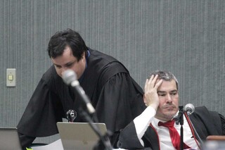 Com aparência desanimada, o promotor Douglas Oldegardo nos momentos finais do júri. (Foto: Marcos Maluf)