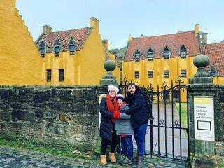Révilla ao lado da família em passeio no Culross Palace. (Foto: Reprodução/Instagram)
