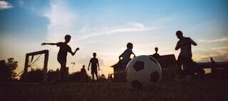 Crianças jogando futebol de campo. (Foto: Freepik/ Ilustrativa)