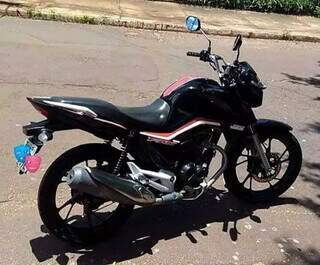 Moto Titan preta roubada na noite de ontem (11) no bairro Monte Alegre. (Foto: Direto das Ruas)