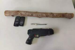 Pedaço de madeira, arma de plástico, cachimbo e celulares foram apreendidos. (Foto: Dourados Agora)