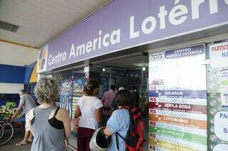 Movimento em lotérica de Campo Grande (Foto: Kísie Ainoã/Arquivo)