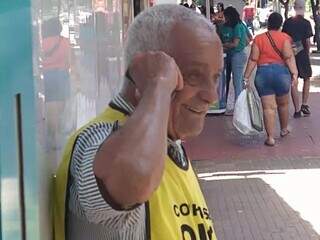 Cena rara no Centro de Campo Grande; João Ferreira Rosa. 79 anos, ainda gosta de bater papo no telefone (Foto: Cleber Gellio)
