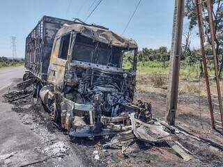 Caminhão foi destruído pelo fogo. (Foto: Marcos Maluf)