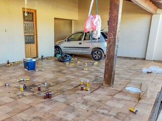 Carro da vítima voltou para a garagem e havia muitas latas de cerveja pelo chão. (Foto: Marcos Maluf)