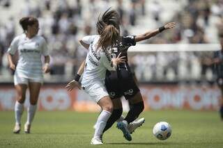 Laís Giacomel e Jessica Silva disputam bola na partida que Corinthians venceu, nesta manhã. (Foto: Thais Magalhães)