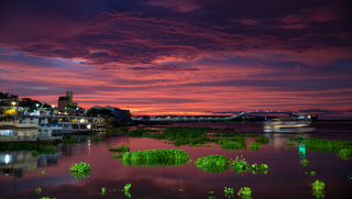 O belo pôr do sol de Corumbá, transcendendo a Ponte da Sanesul, uma espécie de cartão posta da capital do Pantanal sul-mato-grossense (Foto: Flávio André/MTur)