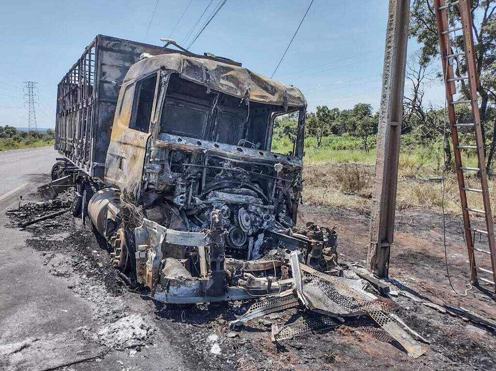 Caminhão bate na traseira de outro um deles pega fogo e chamas atingem