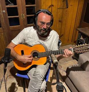 Almir Sater é único com “privilégio” de usar violão próprio em novela   