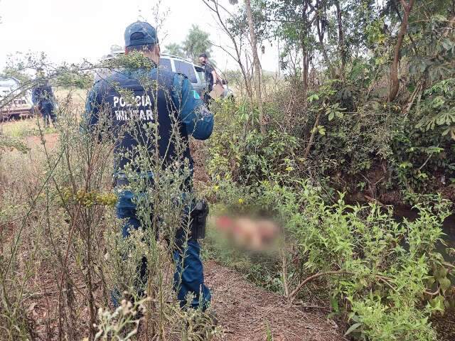 Homem &eacute; morto com 7 facadas e corpo &ldquo;desovado&rdquo; em &aacute;rea de dom&iacute;nio de fac&ccedil;&atilde;o