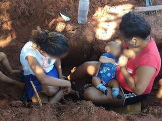 Famílias relatam que não têm onde morar e, por isso, ocupam área pública. (Foto: Cleber Gellio)