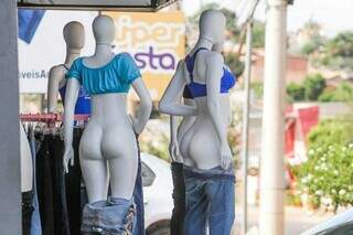 Na loja, manequins estão com as calças abaixadas. (Foto: Marcos Maluf)