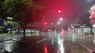 Ap&oacute;s dia de calor&atilde;o intenso, chuva &quot;derruba&quot; temperatura em cidade de MS 