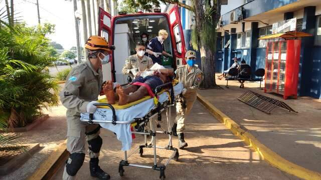 Homem tem traumatismo craniano depois de capotar carro em rodovia 