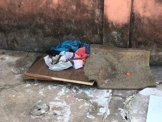 Local onde rapaz foi morto foi lavado esta manhã. (Foto: Bruna Marques)