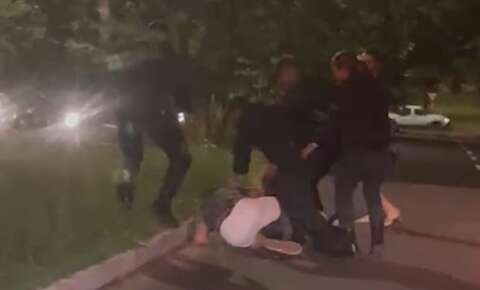 Leitor flagra homem agredindo mulher e sendo contido por policiais: "baixaria"