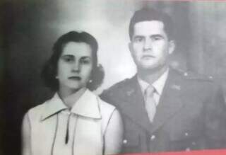 Ivete ao lado de seu marido, Hélio, em 1950. (Foto: Arquivo Pessoal)