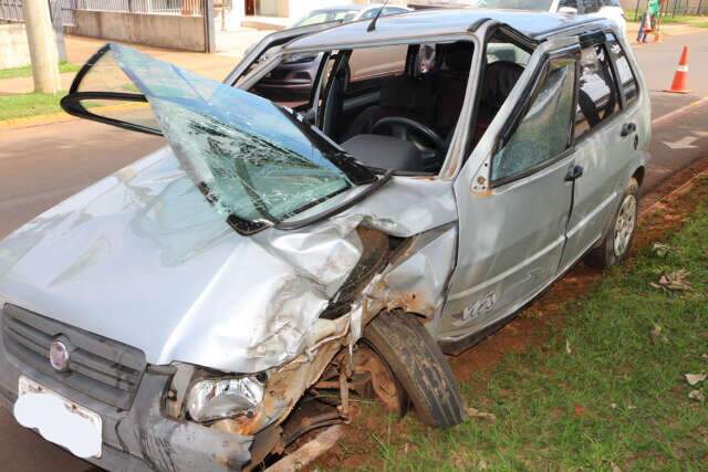 Mulher &eacute; socorrida depois de bater carro em &aacute;rvore ao sofrer &quot;apag&atilde;o&quot; 