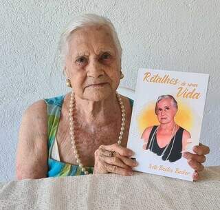 Ivete Bastos Bucker, aos 99 anos, lançou o livro &#34;Retalhos de Uma Vida&#34;. (Foto: Arquivo Pessoal)
