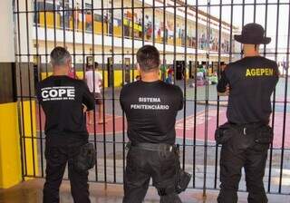 Agentes em presídio de Campo Grande. (Foto: Agepen)