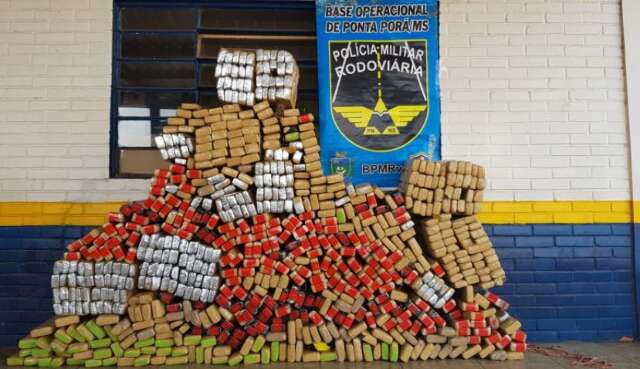 Pol&iacute;cia intercepta ve&iacute;culo com 500 kg de maconha avaliados em R$ 800 mil