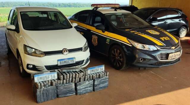 Traficante fura bloqueio, tenta fugir a p&eacute;, mas &eacute; preso com 138 quilos de droga
