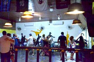 No salão, público dança durante Baile do Iniciante. (Foto: Thalyta França)