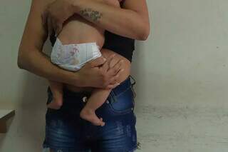 Sem vacinar beb&ecirc;, casal que brigou b&ecirc;bado na rua pode responder por neglig&ecirc;ncia