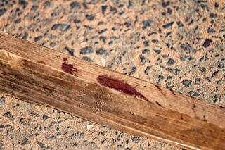 Pedaço de madeira foi usado para espancar dois homens na madrugada desta segunda-feira. (Foto: Marcos Maluf)