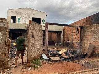 Morador em frente residência incendiada por usuários (Foto: Direto das Ruas)