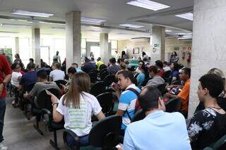 Trabalhadores aguardando atendimento na sede da Funtrab. (Foto: Henrique Kawaminami)