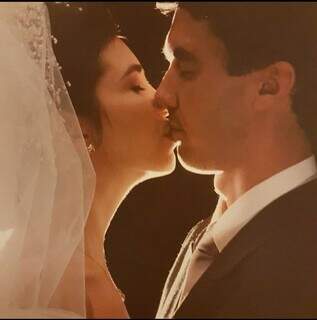 Foto do beijo no casamento de Mônica Dias Riedel e Eduardo Correa Riedel. (Foto: Arquivo Pessoal)