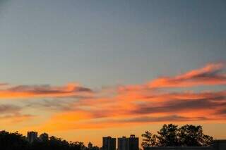 Céu de Campo Grande em dia de calorão intenso. (Foto: Marcos Maluf) 