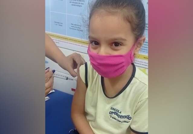 Ao perder bisavô para covid, menina de 5 anos manda recado: “Vacina salva vida”