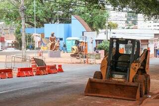 Máquina na Rui Barbosa em um dos trechos onde o recapeamento já foi concluído. (Foto: Arquivo/Henrique Kawaminami)