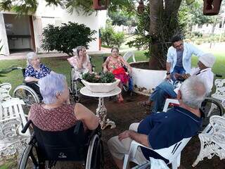 Grupo de idosos que vivem na instituição. (Foto: Divulgação)