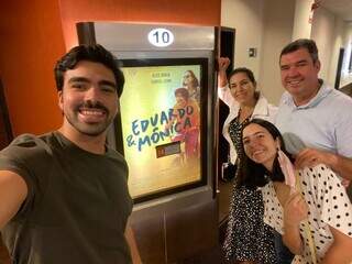 Filho Rafael tirando selfie com a irmã Marcela, o pai Eduardo e a mãe Mônica, antes de entrar na sessão do cinema. (Foto: Arquivo Pessoal)