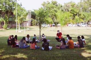 Alunos da UFGD durante atividade ao ar livre no primeiro dia de retorno às aulas. (Foto: Ricardo Zanella)