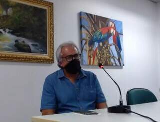 Viúvo de Márcia Lugo, Guilherme Ortiz não conseguiu segurar a emoção ao responder perguntas em audiência. (Foto: Reprodução)