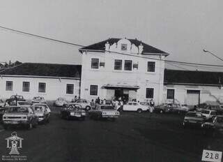 Em preto e branco: Fachada da antiga Estação Ferroviária de Campo Grande, inaugurada em 1914 como uma das primeiras estações de trem do Centro-Oeste (Foto: Reprodução)