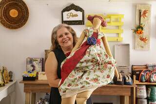 Aparecida Nogueira Damaceno Costa, de 59 anos, com sua boneca de pano. (Foto: Kísie Ainoã)