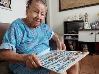 Cartela com pedras de bingo foi comprada para a idosa. (Foto: Aletheya Alves)