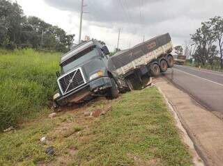 Apesar do acidente, trânsito fluía normalmente no local (Foto: Mirian Machado)