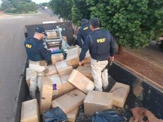 Policiais rodoviários federais durante vistoria no reboque do caminhão. (Foto: Divulgação)