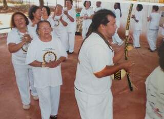 Dulce Mendes Azevedo Lacerda em aula de capoeira aos 97 anos. (Foto: Arquivo Pessoal)