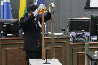 Chibancas usadas em crimes foram mostradas em plenário. (Foto: Marcos Maluf)