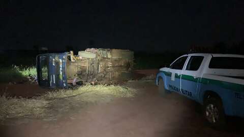 Denúncia de caminhão tombado leva PMA a carga de madeira ilegal