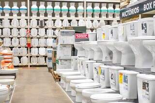 Centenas de sanitários também estão à venda na loja. (Foto: Paulo Francis) 