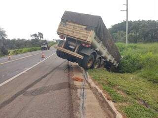 Caminhão caiu em valeta às margens da BR-163. (Foto: Mirian Machado)
